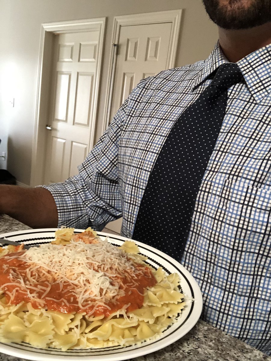 FantasyPaul402's tweet photo. #SpaghettiWednesday 🍝is a classy event! Dresses 👗and ties🤵 I have some bow tie noodles and of course wearing my tie🔥 #SpaghettiWednesday #LookingClassy https://t.co/4qWBaEuwne