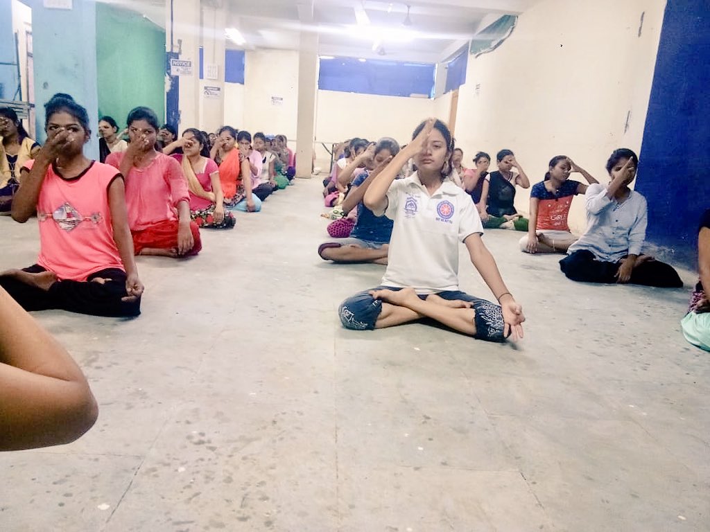 rekhach's tweet image. #Nandurbar#tribal beauty schools Celebretion #JSWE &amp;amp;JCKRC Spa Destination pvt Ltd* #DDUGKY* JSWE beauty&amp;amp;wellness students #InternationalDayofYoga2018 #celebretion .early morning 
पहाटे लवकर उठुन ओम मंत्र, योगासन व सुर्य नमस्काराचा सर्व विद्यार्थ्यानीं आनंद घेतला.