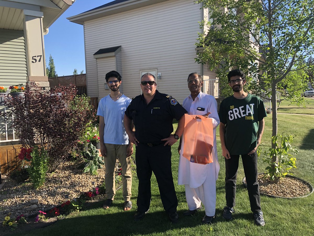 chiefmcmullen's tweet image. Once again this evening, dedicated staff from RDES conducted an After the Fire door to door campaign in Westlake. Thank you to front line crews , FPB and @Cindy_Sparrow for attending. @RedDeerFire @CityofRedDeer @TaraVeer @cragcurt  #RISEvalues