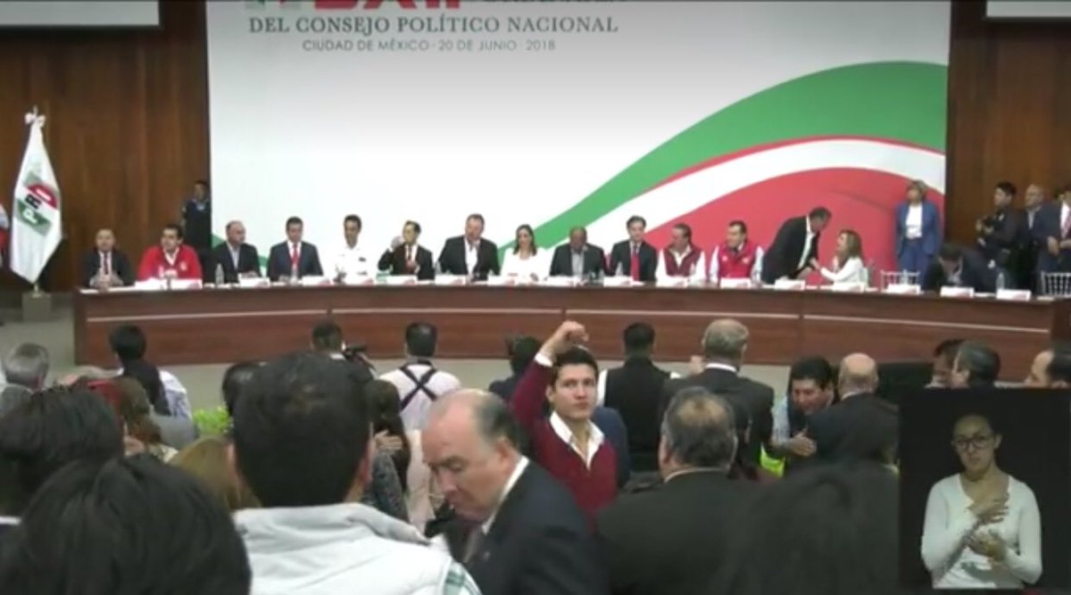 colunga_rocha's tweet photo. #HaceUnosMomentos | Se llevó a cabo la LXII Sesión Ordinaria del Consejo Político Nacional en el CEN del PRI Oficial México. Con el gran líder @JuarezCisneros!!Vamos por el voto de razón, pero sobre todo, por el voto del corazón. Todo el apoyo a @JoseAMeadeK y a @MikelArriolaP https://t.co/Z5VdSGyAOX