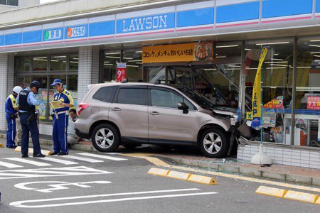 コンビニに車突っ込む「ブレーキ間違えた」