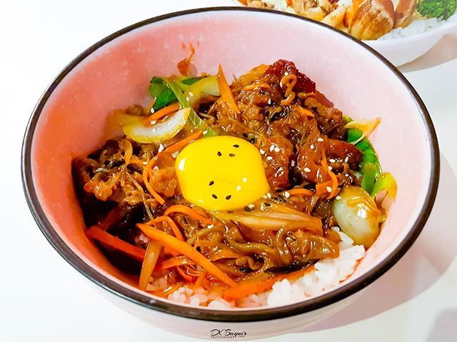 v0rtex07's tweet photo. Classic Japanese rice meal in a bowl.
GYU DON - tender beef slices in special donburi sauce, mixed vegetables and egg yolk. @tokyobubbletea
.
.
.
#japanese #japanesefood #ricebowl #gyudon #ricemeal #beefslices #donburi #eggyolk #mixedveggies #tokyo #toky… https://t.co/TMxIMYbmAZ https://t.co/M02St5vNrf
