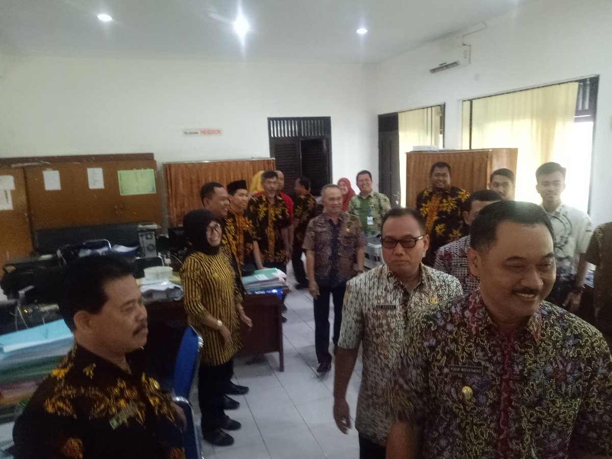 dinaspuckpp_bwi's tweet photo. Kunjungan bapak wakil bupati dan bapak sekda di hari pertama kerja setelah libur hari raya di Dinas PU Cipta Karya dan Penataan Ruang Kab. Banyuwangi @AzwarAnas_A3 @banyuwangi_kab @ir_mujiono @bwangiberkebun https://t.co/W1769xJwLs
