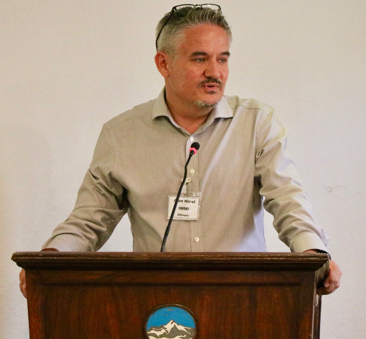 PatrickSwims's tweet photo. Journalists, scientists, and government stakeholders from China, India, Pakistan, Afghanistan, and Nepal  join @IWMI_,  @icimod, and @third_pole for the #indusbasin knowledge forum in Kathmandu. @alan_nicol shares how informal dialogue is key to the future of the Indus Basin. https://t.co/j1e5oucouh