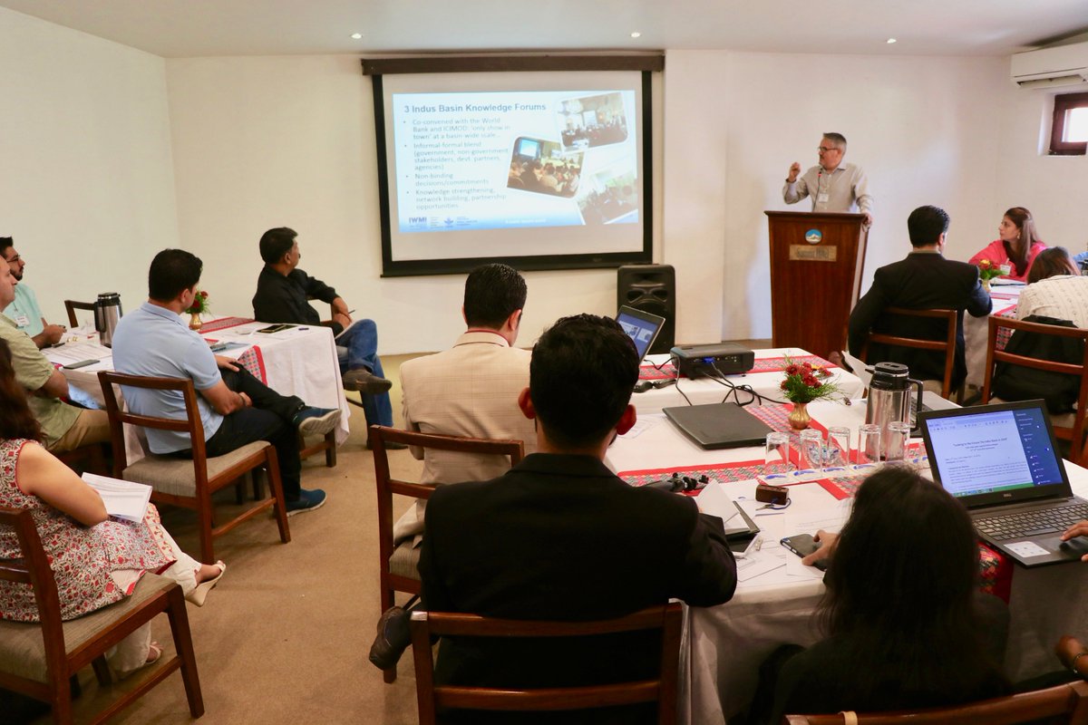PatrickSwims's tweet photo. Journalists, scientists, and government stakeholders from China, India, Pakistan, Afghanistan, and Nepal  join @IWMI_,  @icimod, and @third_pole for the #indusbasin knowledge forum in Kathmandu. @alan_nicol shares how informal dialogue is key to the future of the Indus Basin. https://t.co/j1e5oucouh