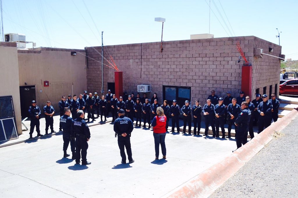 karinagarciaQB's tweet photo. Nos toco compartir propuestas c/la Policia Mpal de Caborca. Ellos también son hijos, hermanos, padres y madres de familia y quieren un Caborca c/ más y mejores oportunidades y de mayor bienestar. Juntos seguiremos dando pasos hacia adelante. Gracias x la confianza. Unidos,se hace https://t.co/77R17eSrvR