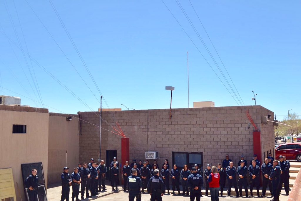 karinagarciaQB's tweet photo. Nos toco compartir propuestas c/la Policia Mpal de Caborca. Ellos también son hijos, hermanos, padres y madres de familia y quieren un Caborca c/ más y mejores oportunidades y de mayor bienestar. Juntos seguiremos dando pasos hacia adelante. Gracias x la confianza. Unidos,se hace https://t.co/77R17eSrvR