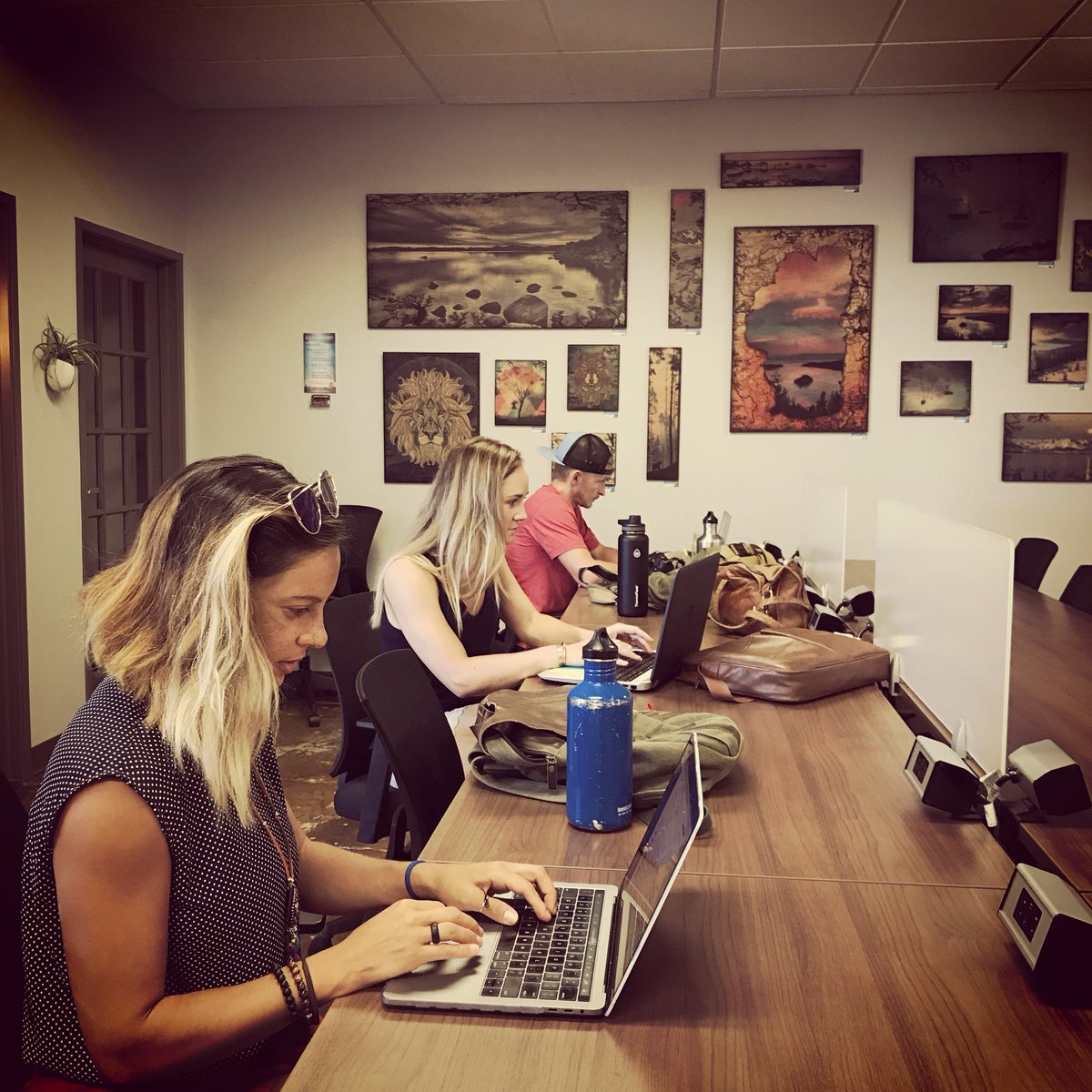 BeaconCoWork's tweet image. Busy bees at @BeaconCoWork Come see how much more productive you can be when you’re with like-minded folks! #cowork #coworking #collaborate #digitalnomad #coworkingspace #renonv