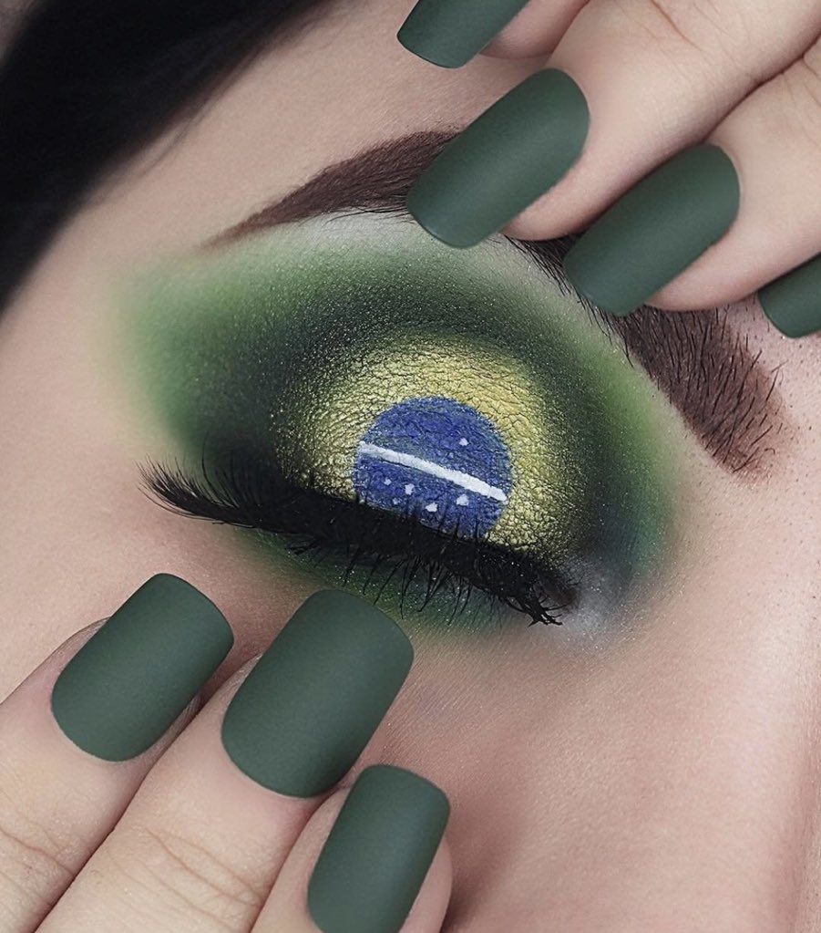 luanabenedictoo's tweet photo. De um lado, uma make meio fajuta de 2 min, do outro uma deusa incorporando o espirito copense com essa obra de arte nos olhos e brasil no peito. Deixo as duas se inspiracao pra vcs arrasarem nessa sexta #vamobr #anajulianaomemata 😘😘 https://t.co/iJ9xjOO3Q0