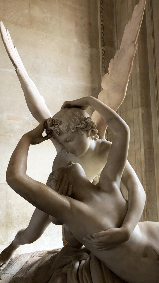 📸| Novas fotos da <a href="/EmeraudeToubia/">Emeraude Toubia</a> no Museu de Louvre em Paris. Linda!