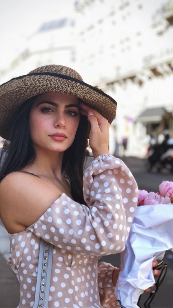 📸| Novas fotos da nossa menina <a href="/EmeraudeToubia/">Emeraude Toubia</a> em Paris.