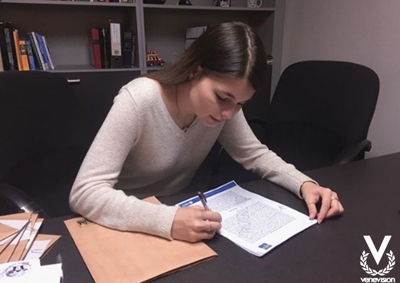 CarolayTV's tweet photo. #VictoriaValentina #Firma #Contrato #CarolayVV2018 #Carolay https://t.co/sbKXPXQERL