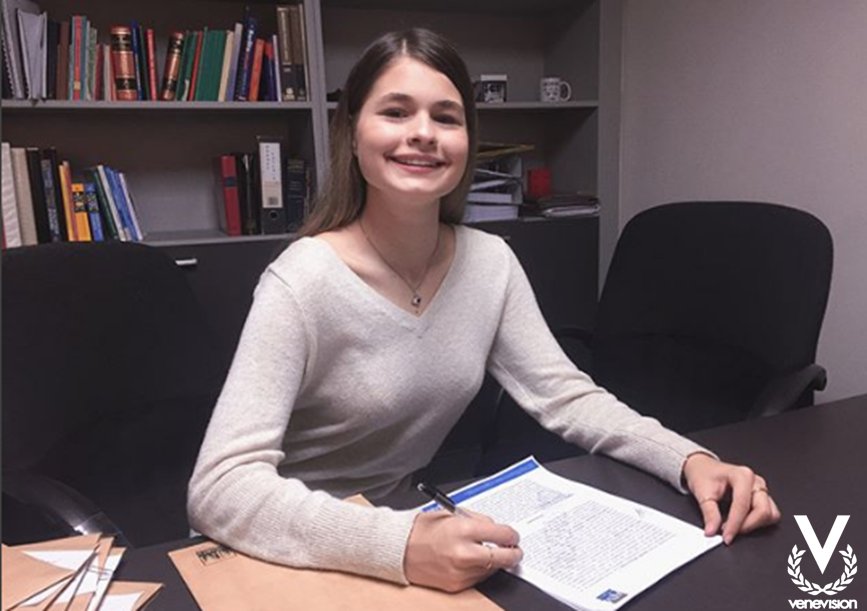CarolayTV's tweet photo. #VictoriaValentina #Firma #Contrato #CarolayVV2018 #Carolay https://t.co/sbKXPXQERL