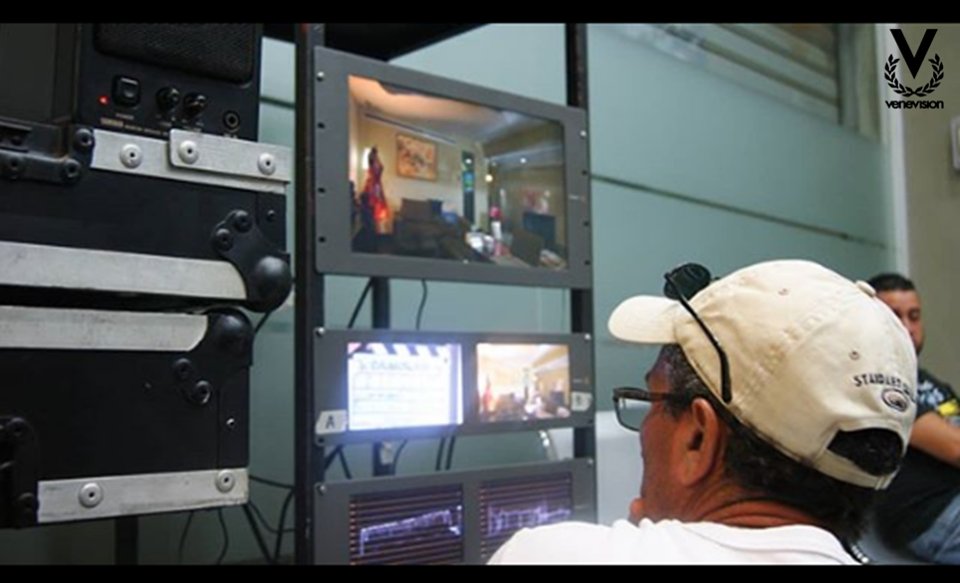 CarolayTV's tweet photo. Cada escena es revisada un montón de veces, hasta que conseguimos la perfecta y decidimos pasar a la siguiente, todo esto con la intención de llevarles a sus casas un producto increíble #CarolayVV2018 #TrasCámara 📽👁🗣 https://t.co/EluUfpOdml