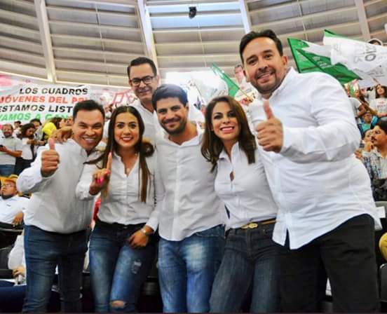 elmancesar's tweet photo. Una fotografía q muestra los futuros PERDEDORES símbolo del repudió y náuseas hacía el @CDE_PRI_Durango https://t.co/2bTTznnf5T