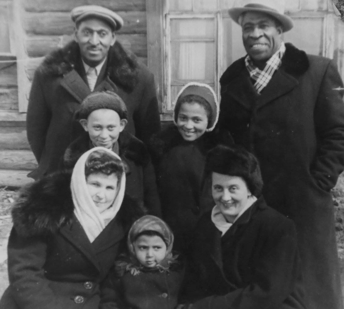 Red_Experience's tweet image. George Tynes and Wayland Rudd Sr. (both standing in last row) came to Soviet Russia in the 1930s and never came back to segregated America. They married Russian women. Tynes (left) worked at a scientist, duck breeder, for the collective farms. Rudd (right) was an actor.