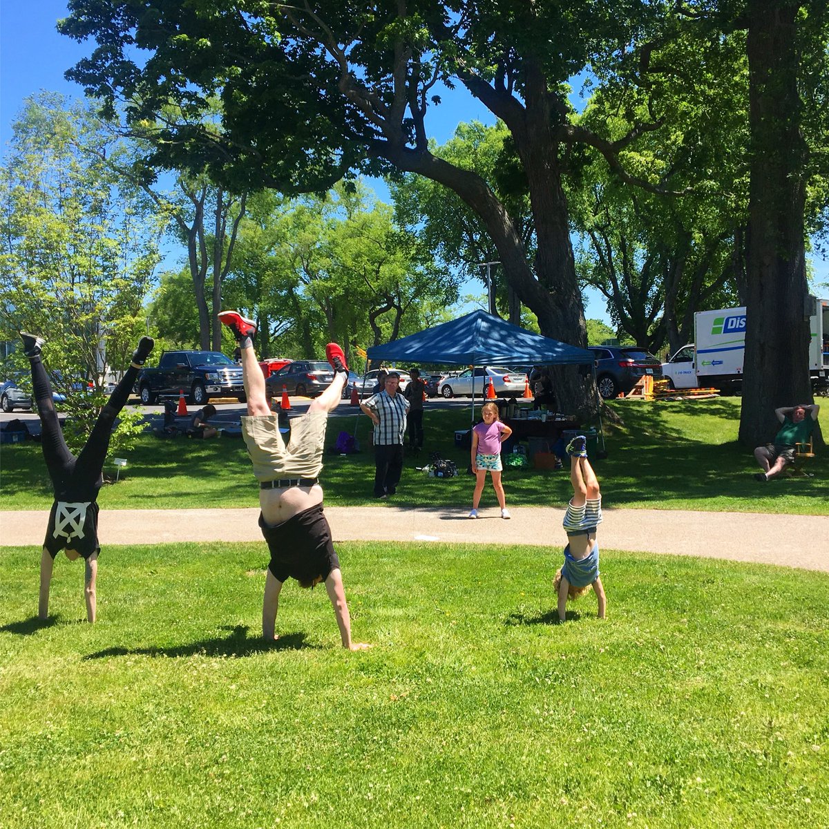 CharlieJBoyle's tweet photo. Gonna have to call that a 3 way tie #handstandcompetition #setlife #bestcrew #nsfilmjobs #actorslife #spinstermovie @Spinster_Movie https://t.co/sDF5uRMpVO