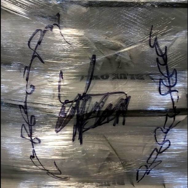 Blueoxmalthouse's tweet photo. Keep an eye out for tagged malt pallets from our own resident graffiti artist Joel. This one found by @CraftRootsBrew! . . . #craftbeer #craftbeerlover #beerme #beergeek #craftbeerftw #beerstagram #instabeer #beerlover #beerenthusiast … https://t.co/0dN9hyyG0O https://t.co/joXXTGk34D