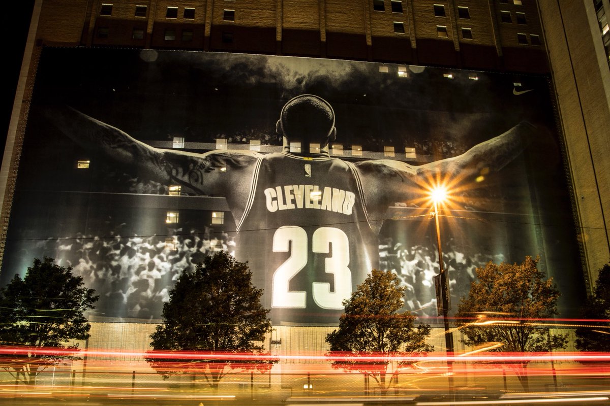 MKT594's tweet photo. LeBron James Billboard NIGHT and DAY.
#NBAtourMKT #KingJames #cleveland #cavs #lighttrace #photography #光跡 https://t.co/oxPXEb9jwh
