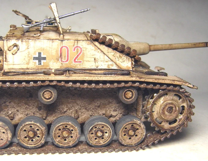 タミヤの1/48 III号突撃砲G型ウェザリング中。ピグメントドカ盛り。 
