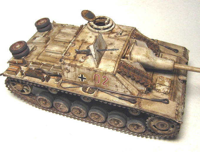 タミヤの1/48 III号突撃砲G型ウェザリング中。ピグメントドカ盛り。 