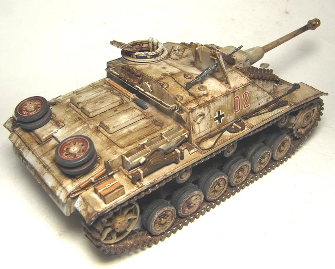 タミヤの1/48 III号突撃砲G型ウェザリング中。ピグメントドカ盛り。 