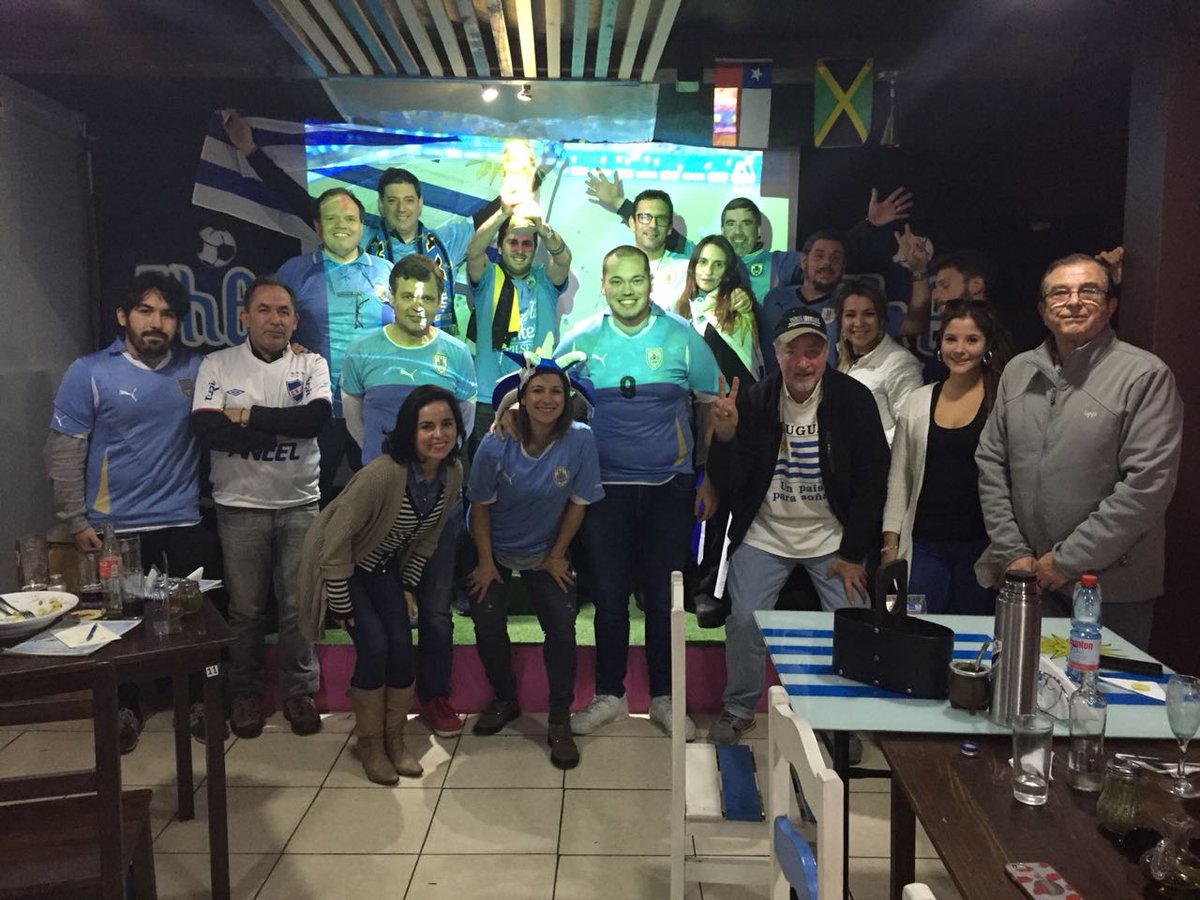 TIRANDO1010's tweet photo. #TirandoEsMundial | Los hinchas uruguayos en #Chile vivieron así el partido ante #ArabiaSaudita https://t.co/ab5rjhpCRA