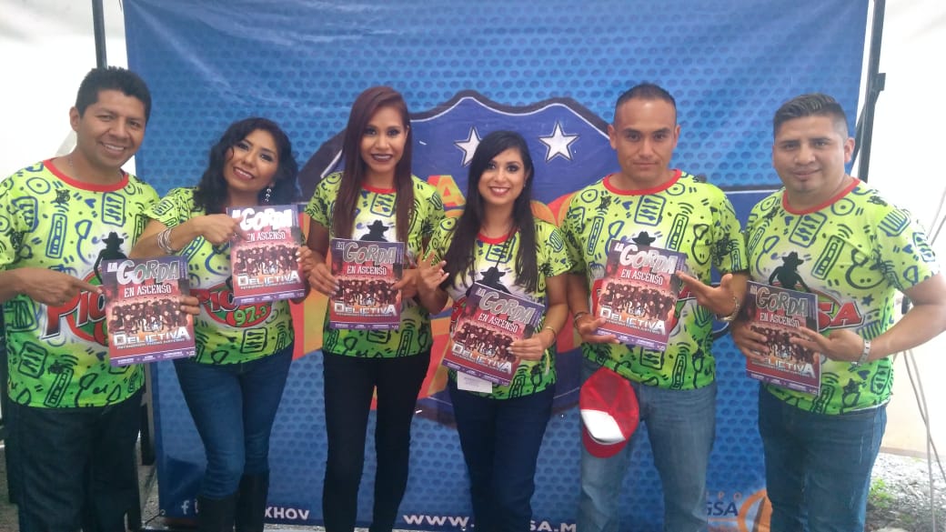 SAPSGrupero's tweet photo. #ElStaff de locutores de La Picosa 97.3 FM @Picosa973 ya está listo para #ElBailongo2018 💃🎉🕺#SAPSAlMomento✨#CoberturaSAPS📸 https://t.co/kZ7kPG2e2l