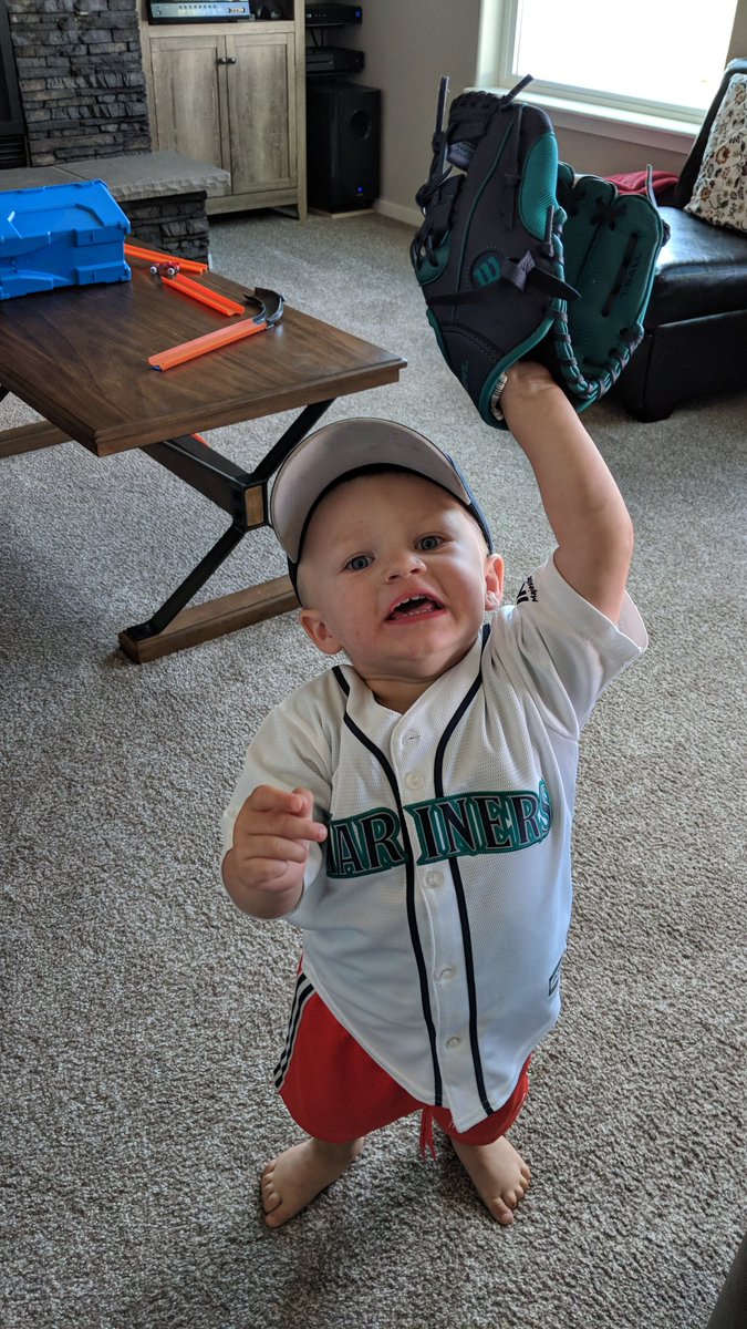 vhitchnz's tweet photo. Ready for a fly ball! #WHEREiROOT #Spokane #Mariners https://t.co/qEFb0GFcB0