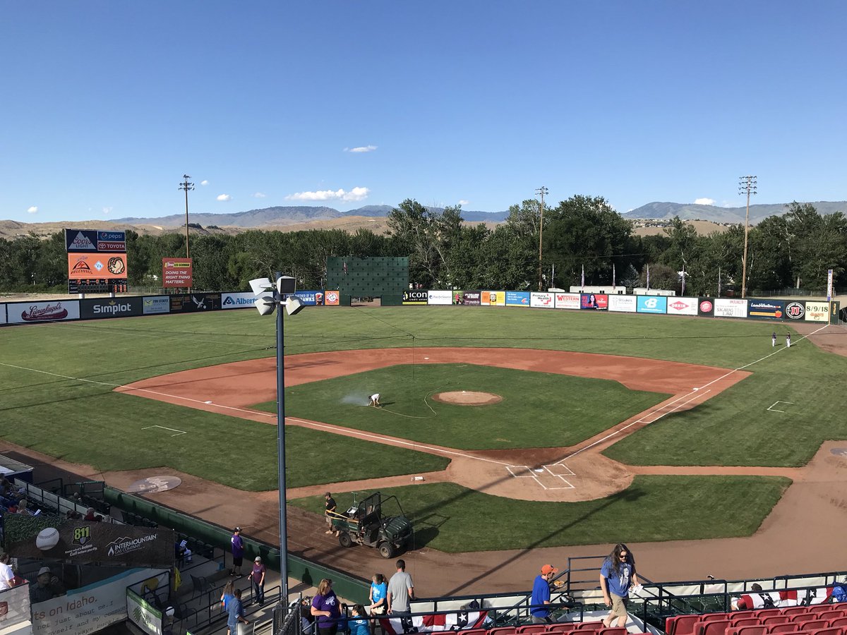 Gates are open. Retweet if you’re here. 

If you’re not, first pitch is at 7:15...