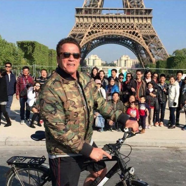eric_twittando's tweet photo. Aquele momento que você vai tirar uma foto dos seus amigos em frente a Torre Eiffel, mas o Arnold Schwarzenegger passa bem na frente e atrapalha... https://t.co/qYgAQWdcOX