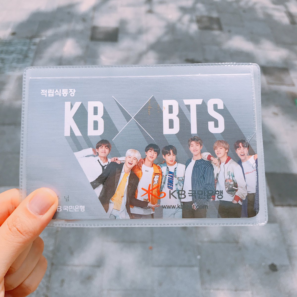 JINsuneee's tweet photo. BTS적금ㅜㅜㅜ 만들었다ㅜㅜㅜㅜ 아 예뽀 발급 1회만 가능하니까 집에 고이 모셔둬야지 ಥ_ಥ 자유적립식 적금이라 최소 만원만 넣고 안 넣어도 된대요 다들 국민은행 가세요!!!!! 처음 만원은 꼭 현금 필요하니까 챙겨가시구요!!!!!! https://t.co/OuRWlmnjtc