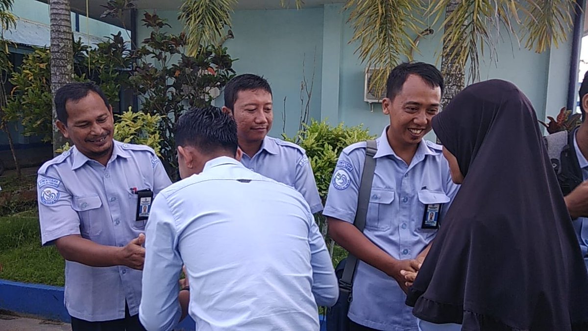 SUPM_Pontianak's tweet photo. Hari pertama masuk kantor di @SUPM_Pontianak setelah cuti bersama hari Raya Idul Fitri 1439 H diawali dgn apel pagi dan silaturahim saling memaafkan
@Pusdik_KP @brsdm_kp 
bpk @sjariefwidjaja
bpk @bsuprakto
@Mustafa46337349 
#RisetdanSDMKP
#Kerja3ersama https://t.co/4eI4SMnM29