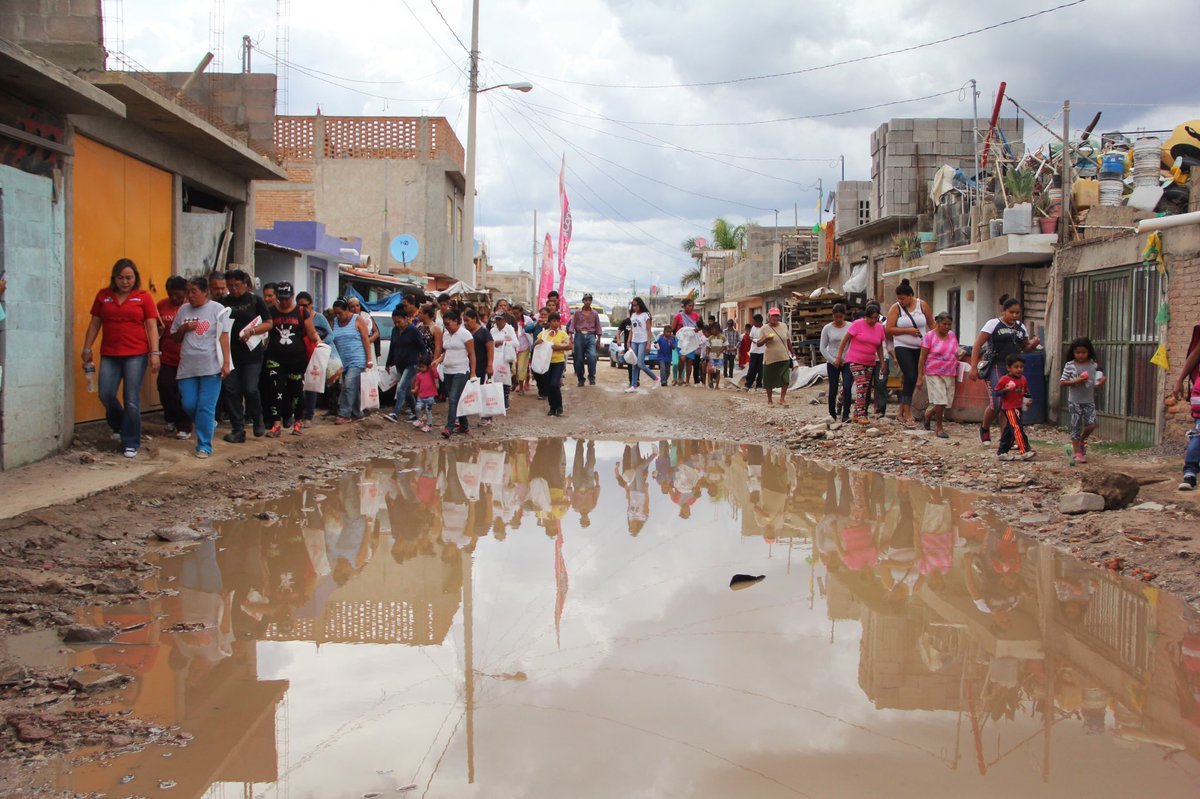 cecyglzgordoa's tweet photo. La ciudad va mal, las inundaciones sí son producto de la apatía, no hay obras bien hechas, no hay campañas de prevención, no hay calidad moral para pedir que la basura no termine en la calle. Esto debe cambiar ya.  #ConCecy #AquíTúMandas #SanLuisPotosí https://t.co/t5mvgRZEPY