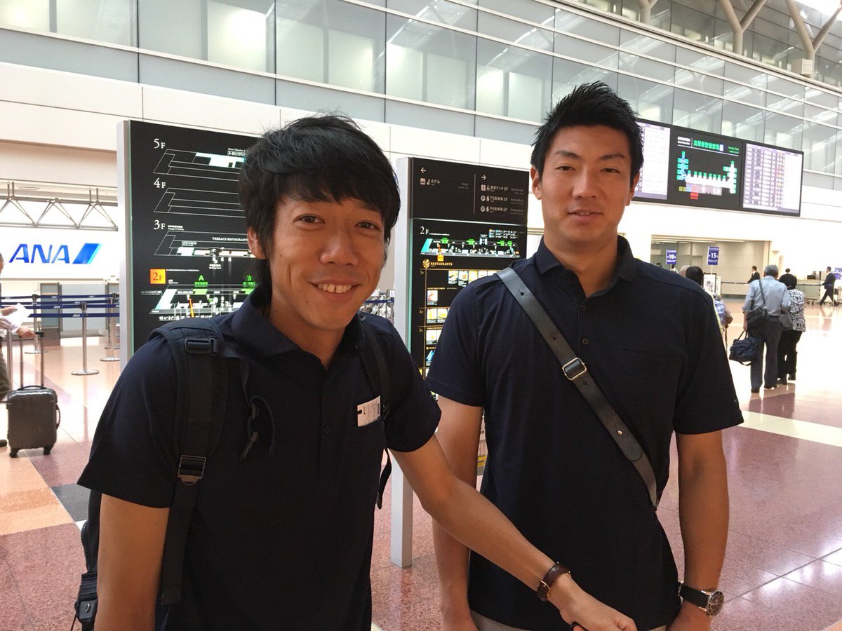 川崎フロンターレ 羽田空港に全員集合し 今から函館空港に向かいます リョウタ タイセイを除く全選手の参加になります みんなが着ているのはorihicaに提供いただいた遠征などの移動時に着用する夏服です 広報 Frontale