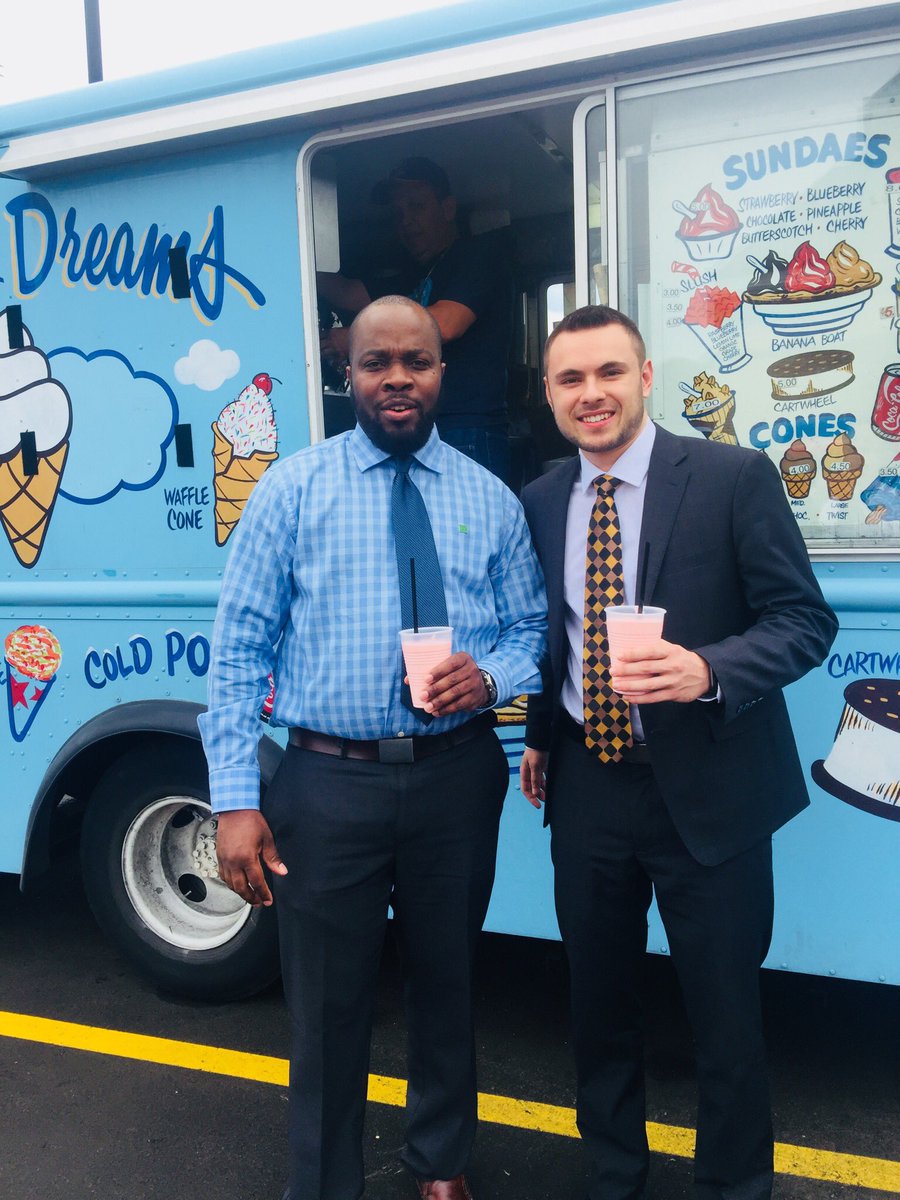 dubeant's tweet photo. #Day3 #EmployeeAppreciationweek #tdcanadatrust 🔥☀️days made better by 🍧🥤. @mattkropf @_HarjotKSingh https://t.co/9lzjhbh3o8