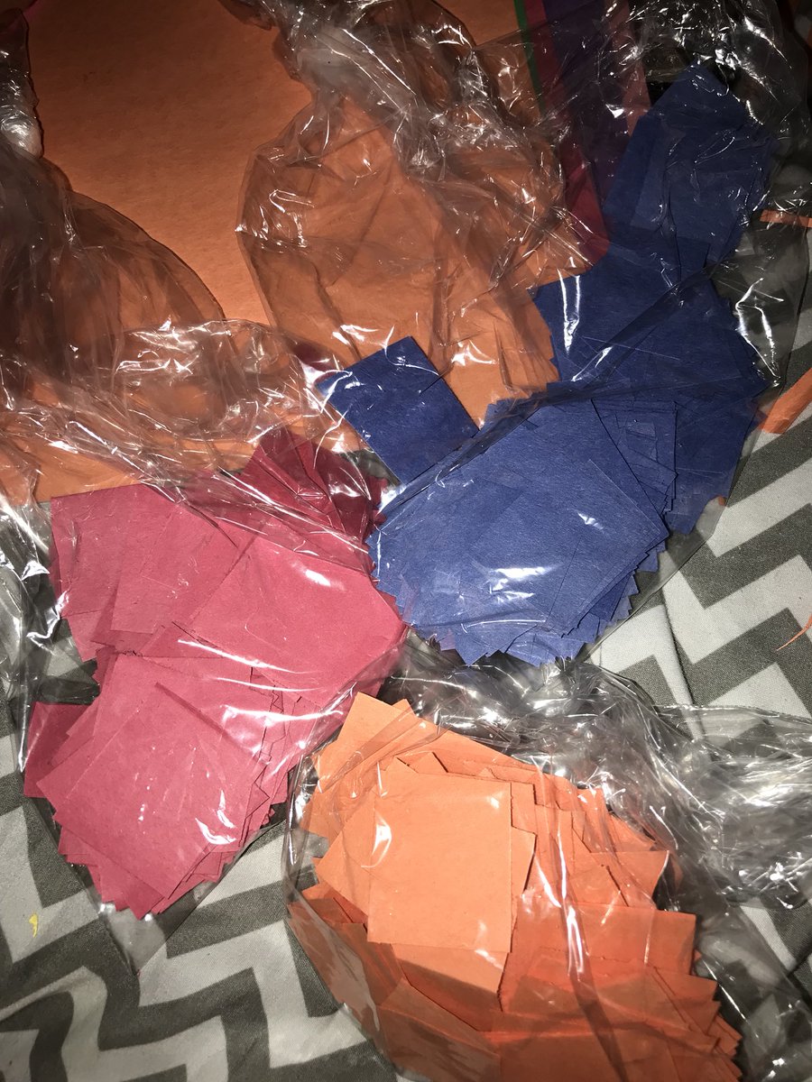 msg_rainbow's tweet image. cutting up a bunch of paper for the project !!!!! if anyone would like to bring a bag to a section dm us !!!!