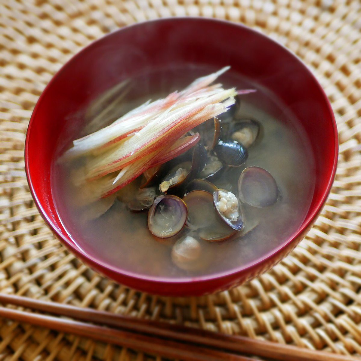 有賀 薫 しじみとみょうがのお味噌汁 若干二日酔いだけど朝から出かけなきゃ という朝のしじみ頼み しじみは少しずつ小分けして冷凍してあるので ひとり分でも2人分でも 好きなだけ鍋に入れてあっという間に 味噌汁完成します みょうがをたっぷり刻んで