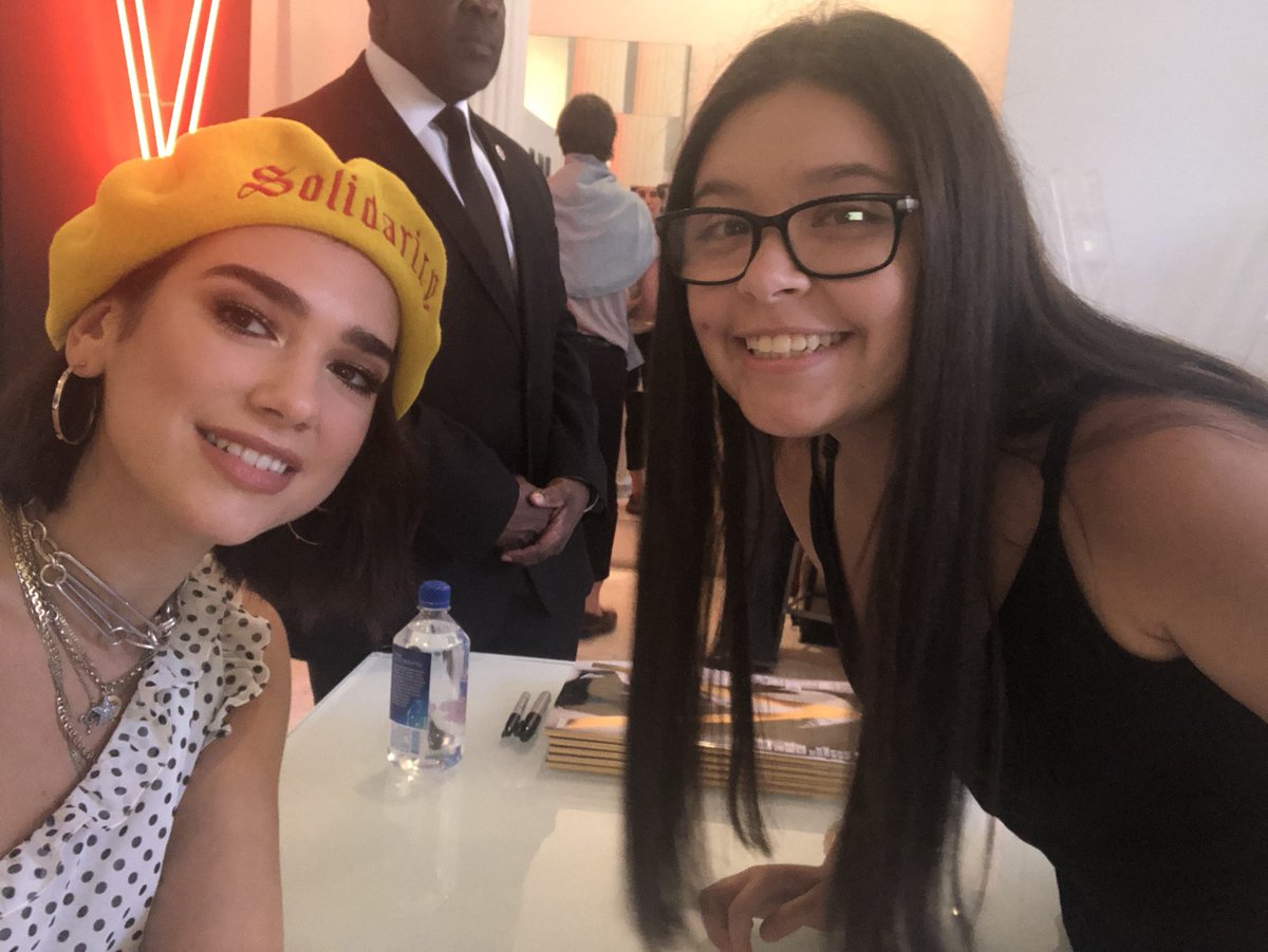 DuaLipa_NewRule's tweet photo. Dua Lipa with fans at signing cover #V113 @vmagazine in New York ❤️ @lostboylawley @mydearlipa @twunk https://t.co/he2oNuv9Ga