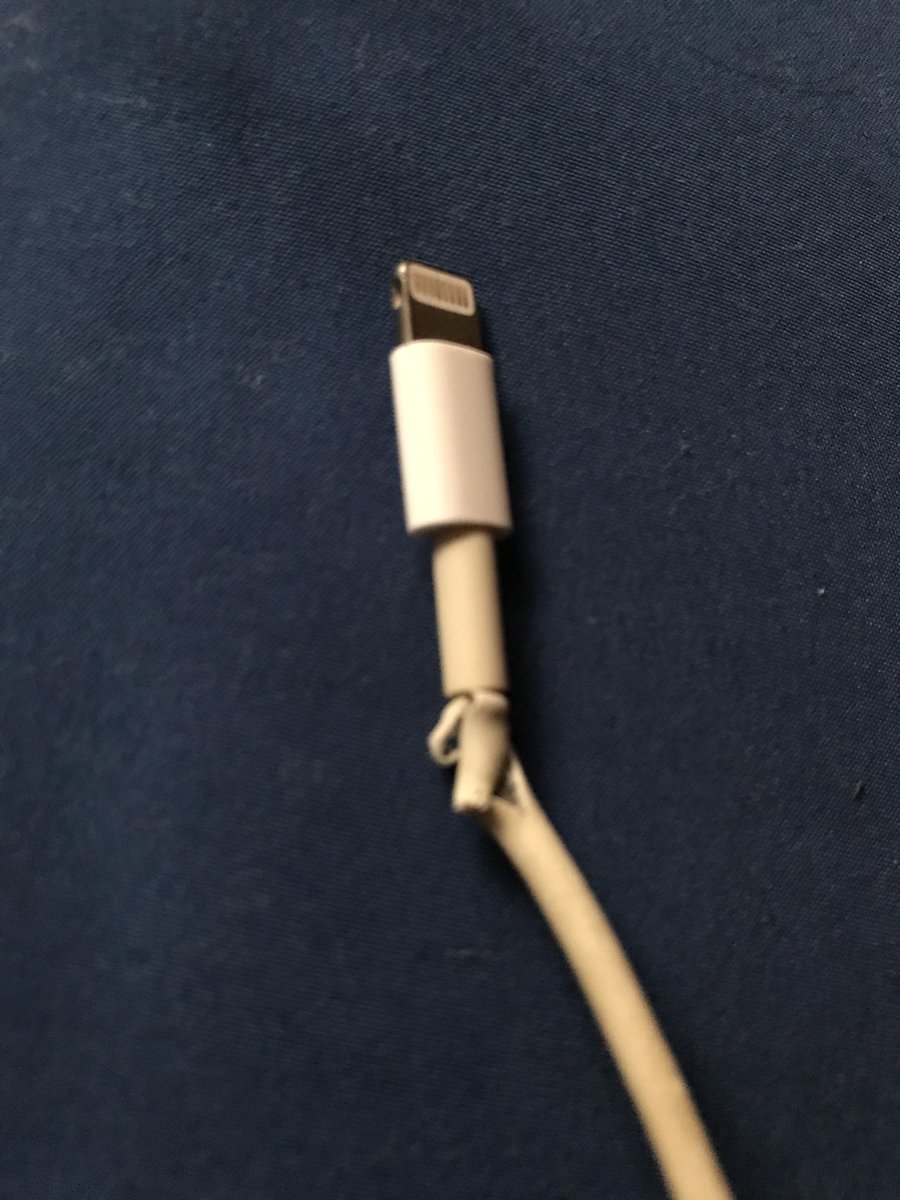 gotcha_nm's tweet image. ケーブル。。。オワタァ。。。 #iPhone #iPhoneケーブル #オワタァ