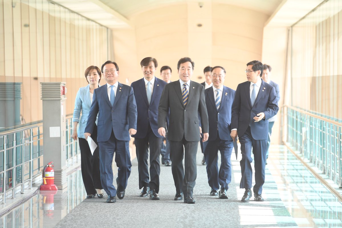 검경수사권조정안 발표. 형사사법제도 개선의 오랜 과제를 정부로서 매듭지었습니다. 법무장관과 행안장관이 합의한 조정안은 이제 국회의 협의에 넘겨졌습니다. 조정안의 취지를 살리는 범위 안에서 잘 보완해 주시기를 바랍니다.