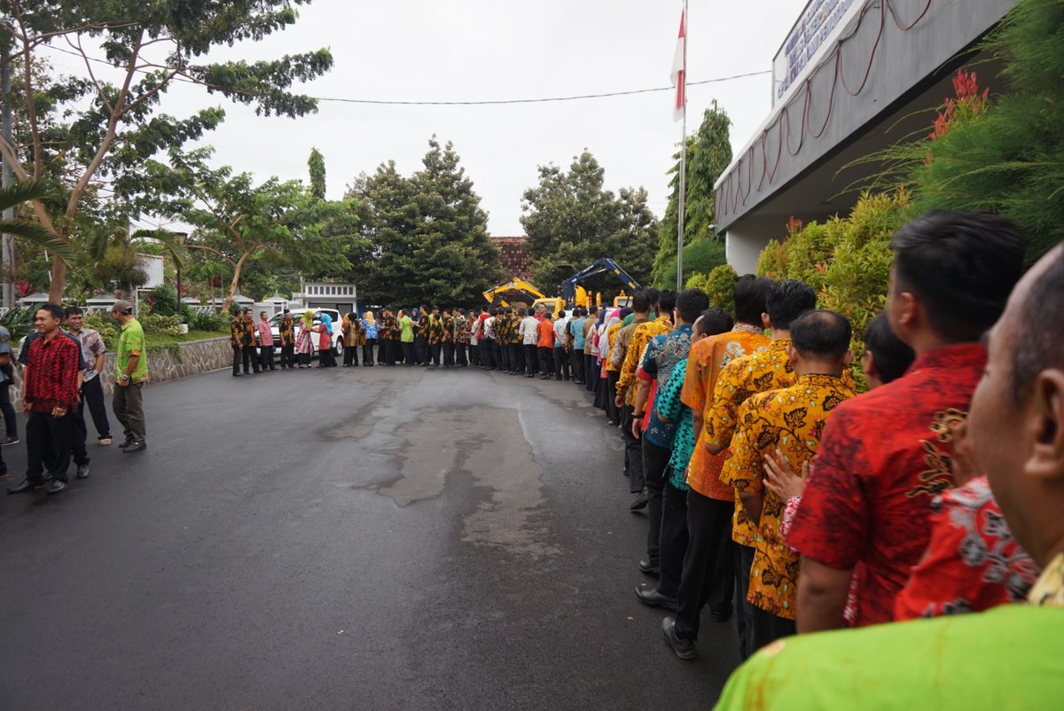dinaspuckpp_bwi's tweet photo. Masih dalam suasana Idul Fitri Dinas PU Cipta Karya dan Penataan Ruang melaksanakan apel yang dipimpin Bapak Kepala Dinas dan dilanjutkan Halal Bihalal dengan seluruh karyawan/karyawati @AzwarAnas_A3 @banyuwangi_kab @ir_mujiono @bwangiberkebun https://t.co/W8ExlInXbk