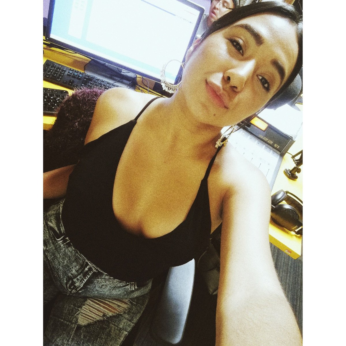 En cabina te acompaña <a href="/celestecasteu/">Celeste Castro</a> hasta las 10:00 PM 🎤 con buen #pumpum