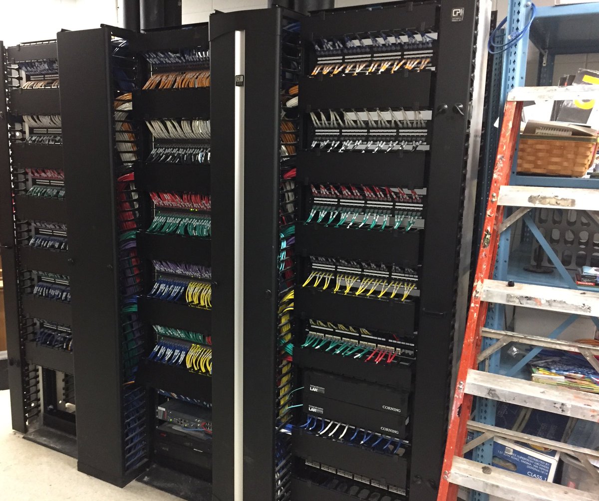 NetworkPlumber's tweet image. Not bad for 3 hours work, remove and install 11 switches for around 528 drops.