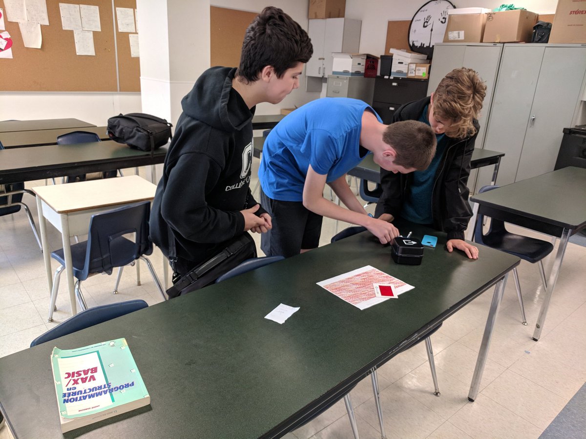 nicolestogaitis's tweet image. Un jeu d&apos;évasion créatif créé par nos élèves de #math9 👍👍👍 @Collegefrancais on jouait sur tout l&apos;étage! #escapegame #engagement #création #math