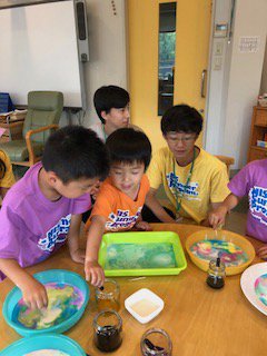 NIS_Summer's tweet image. We made a cloud in a jar! 
#NISsummerprogram #NISinquire #AwesomeScience