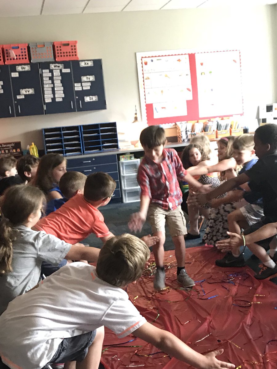 acrowder55's tweet photo. Ms D’s class had their Red Carpet Awards today!  So much fun. The kids loved it. @Newark_PS @NewarkCSD @cdarc07 https://t.co/X30uDM7U7z