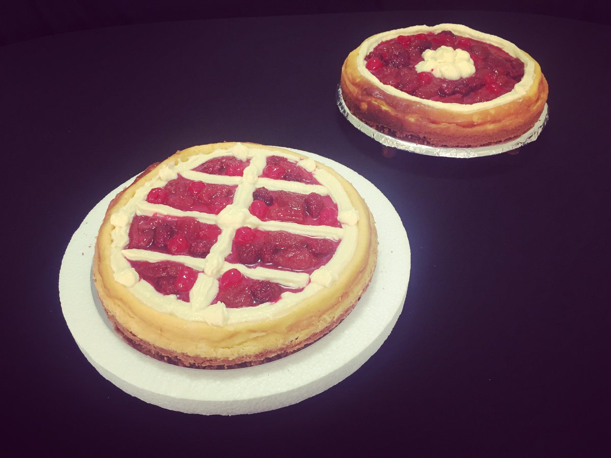 DelPortillo1's tweet photo. Chessecakes de frutos rojos 🍒🍓🍇 #DelPortillo #chessecake #chessecakefrutosrojos #postres #dessert #🍇🍓🍒 https://t.co/B9chGvyTN9