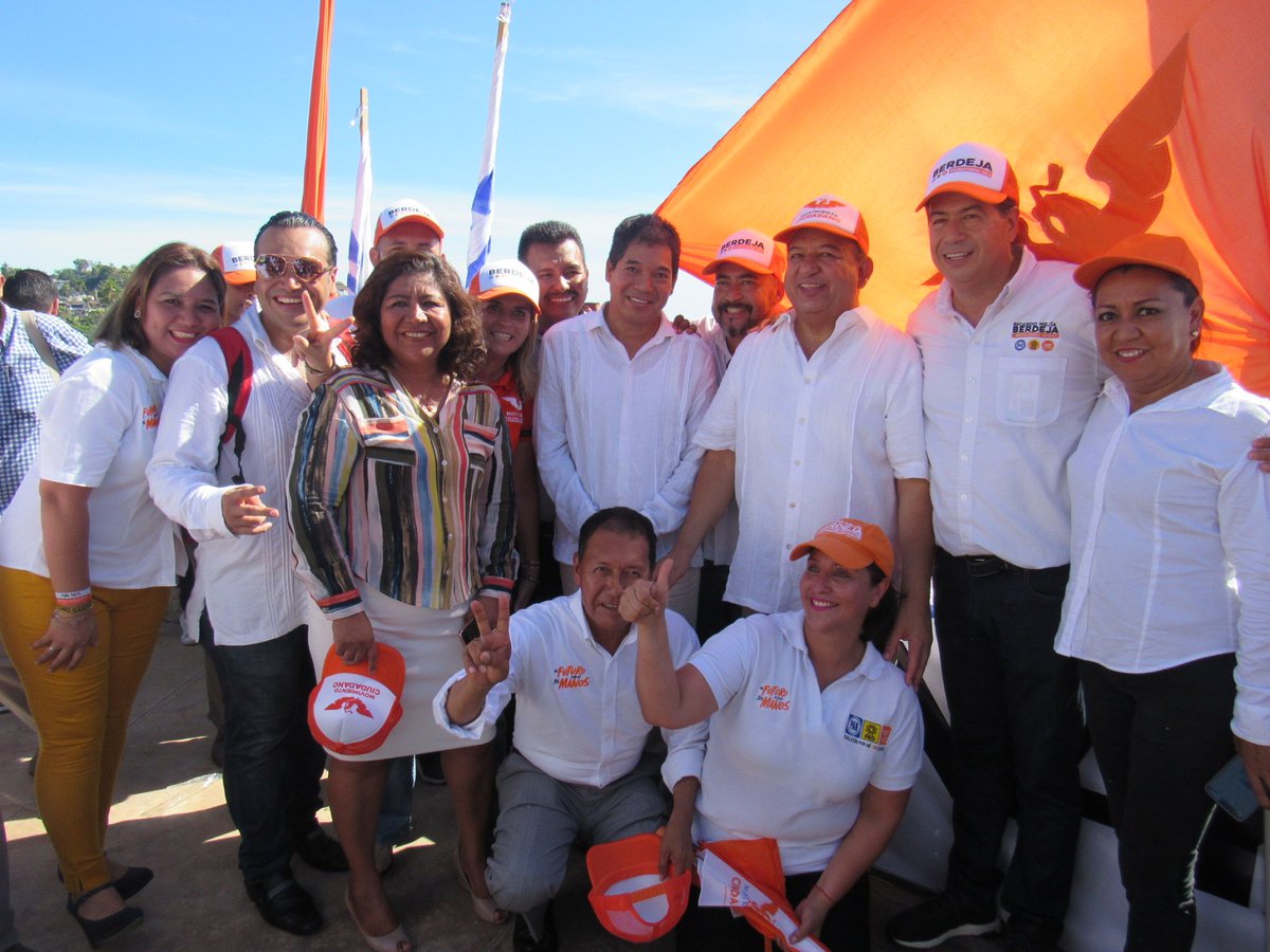 silvanoblancod's tweet photo. Acompañando al Lic Luis Walton Aburto, en la visita al Puerto de Acapulco del candidato a la Presidencia de México, Ricardo Anaya, por la coalición "Por México al Frente" En compañía del candidato a la Diputación Federal por el distrito 4 Ricardo Mejia Berdeja y Magdalena Camacho https://t.co/kfe9H7PYXT