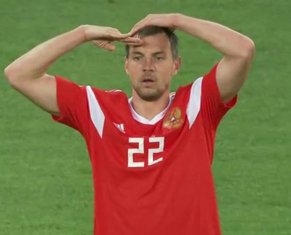 -Девушка:мой папа военный,веди себя нормально.
Я:
